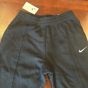 NWT Nike Women’s loose fit mid ride black sweatpants
